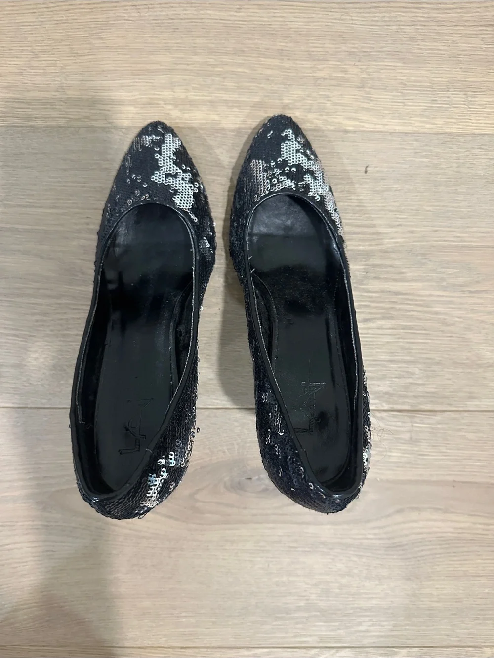 F24 elegant black